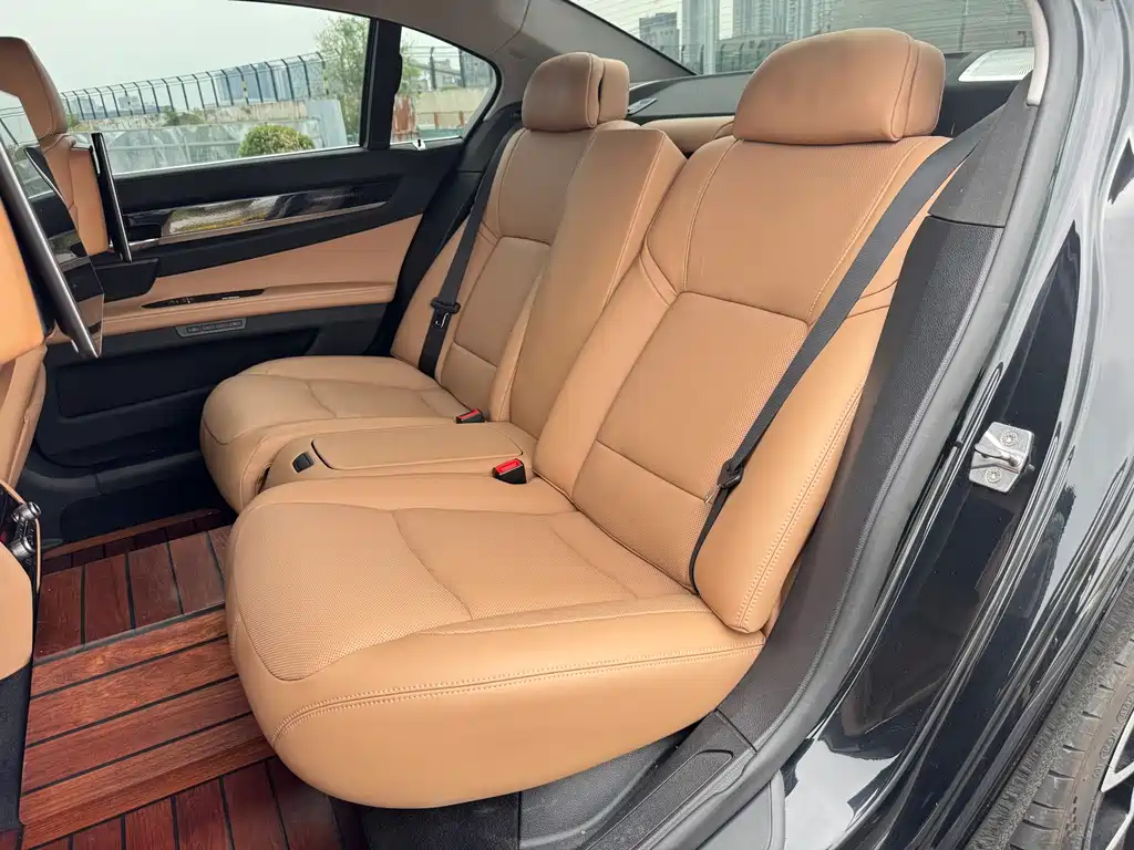 BMW 7 Series 2010 — фото 14