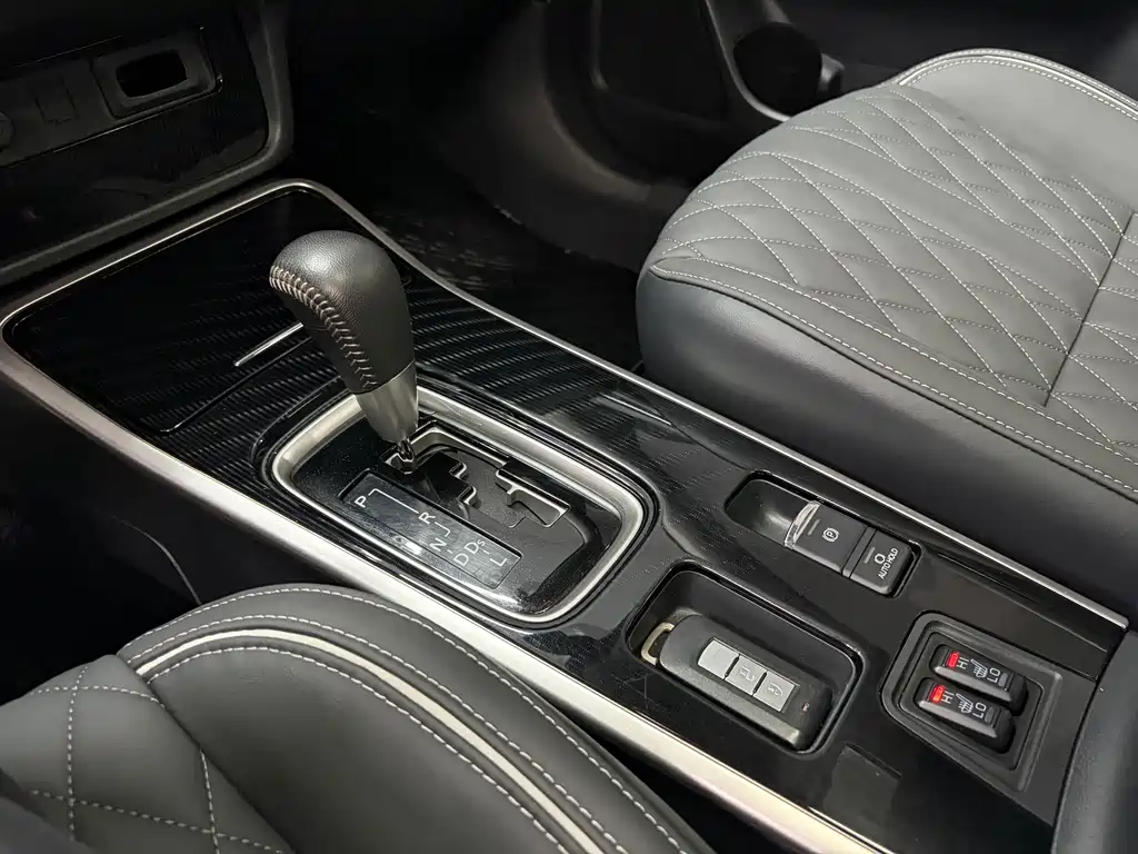 Mitsubishi Outlander 2023 — фото 12