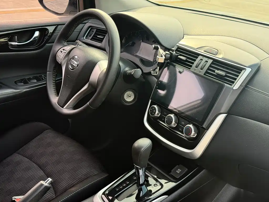 Nissan Tiida 2017 — фото 10