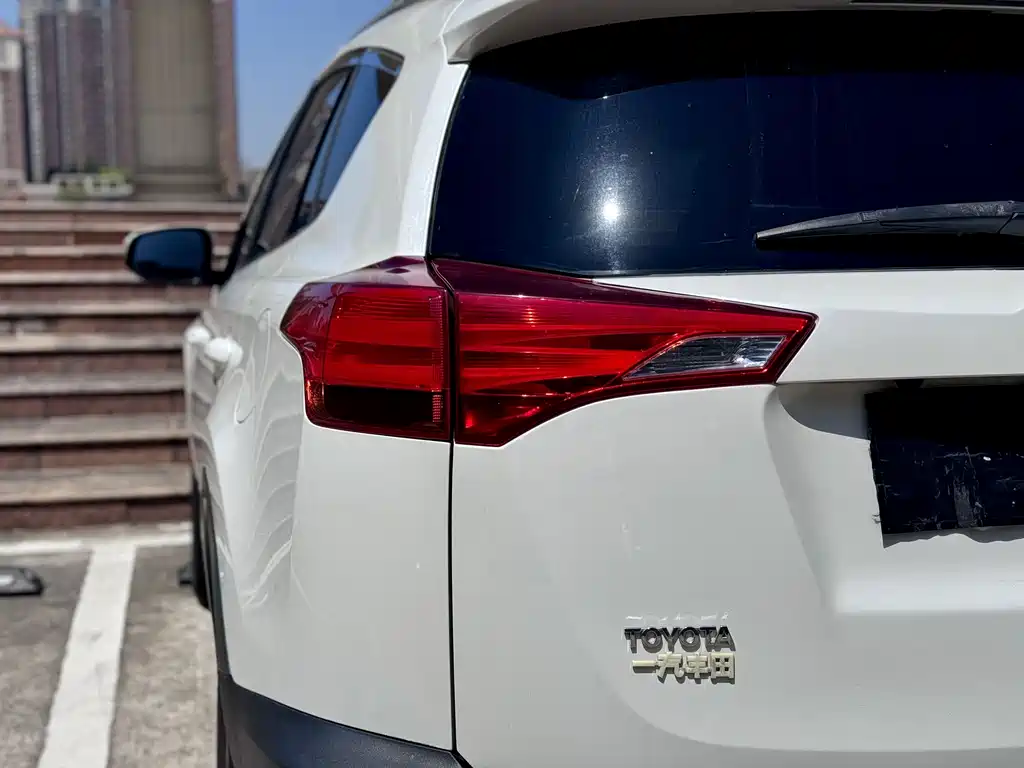 Toyota RAV4 2015 — фото 13