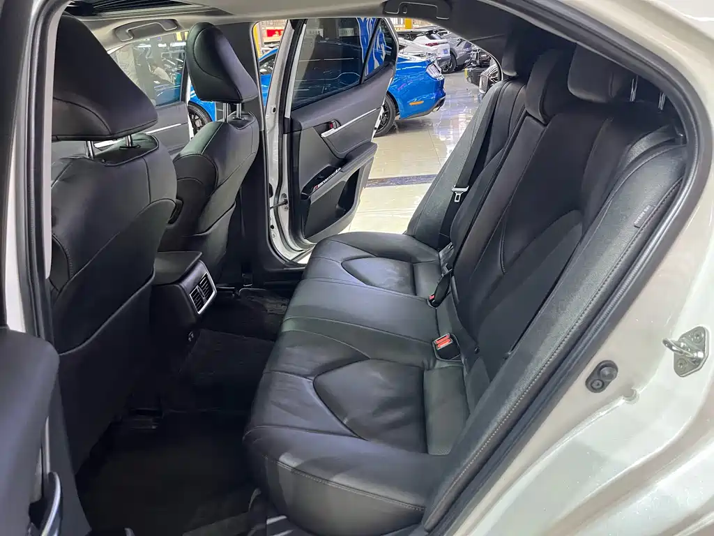 Toyota Camry 2021 — фото 10