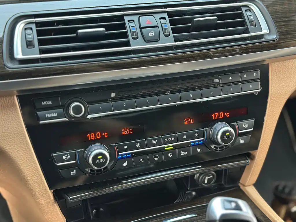 BMW 7 Series 2012 — фото 14