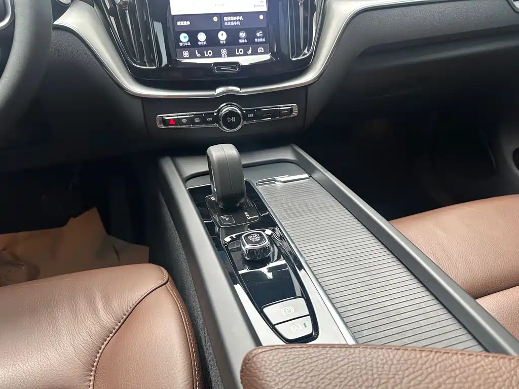 Volvo XC60 2022 — фото 13