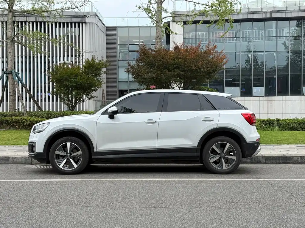 Audi Q2L e-tron 2021 — фото 4