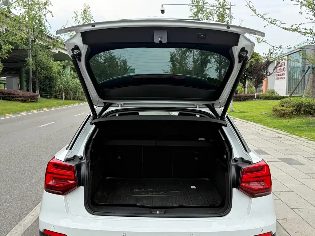 Audi Q2L e-tron 2021 — фото 23