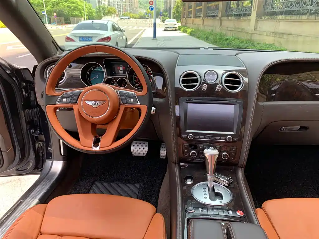 Bentley Flying Spur 2013 — фото 20