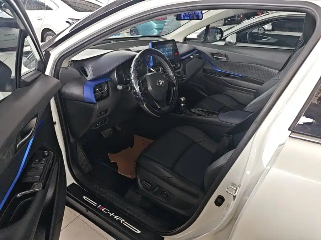 Toyota C-HR 2023 — фото 16