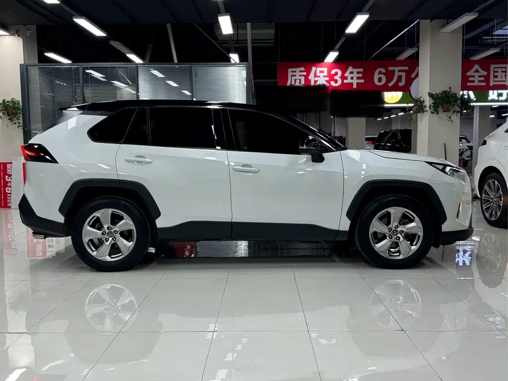 Toyota RAV4 2021 — фото 8