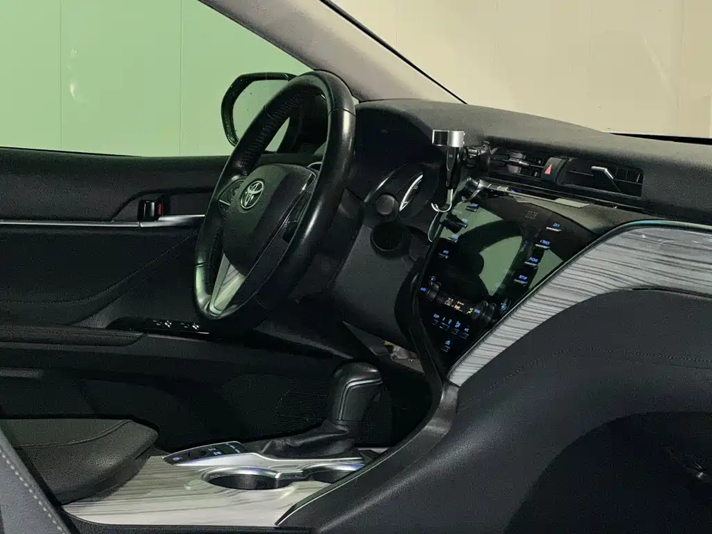 Toyota Camry 2018 — фото 10