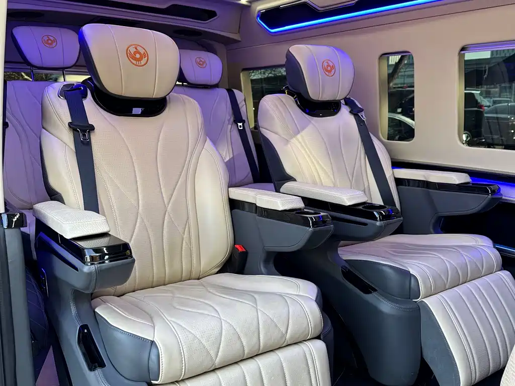 Toyota Hiace 2023 — фото 15
