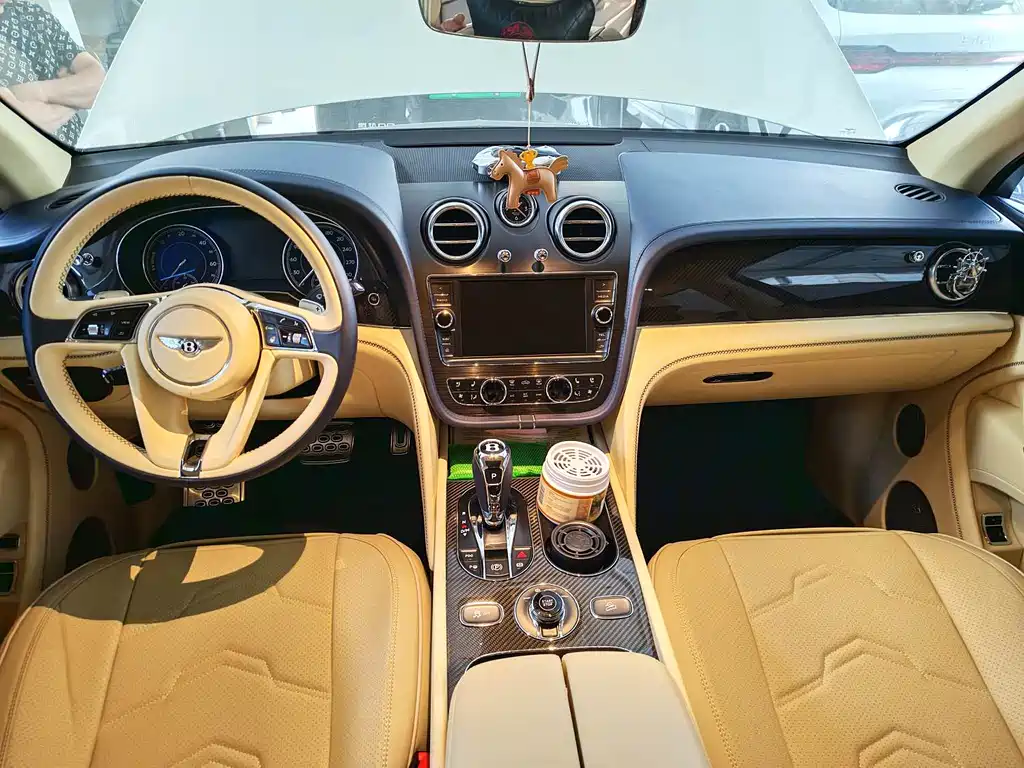 Bentley Bentayga Plug-In Hybrid 2022 — фото 4