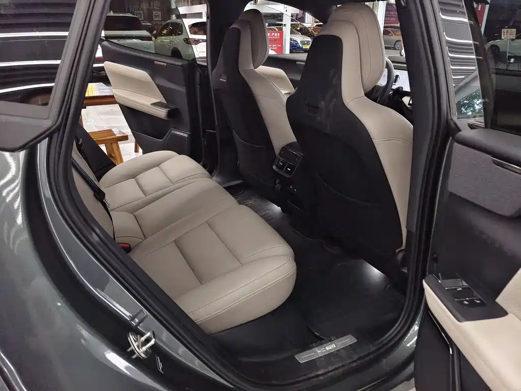 Volvo XC70 PHEV 2025 — фото 10