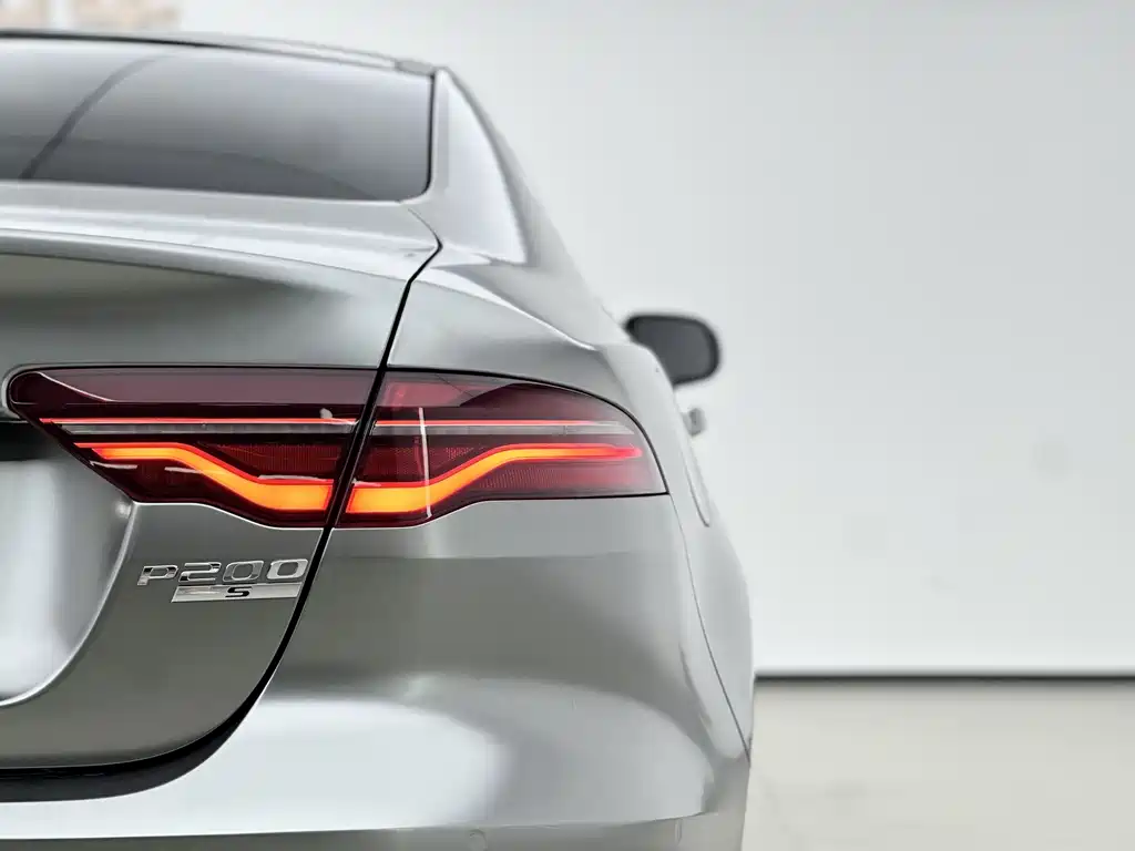 Jaguar XEL 2020 — фото 17
