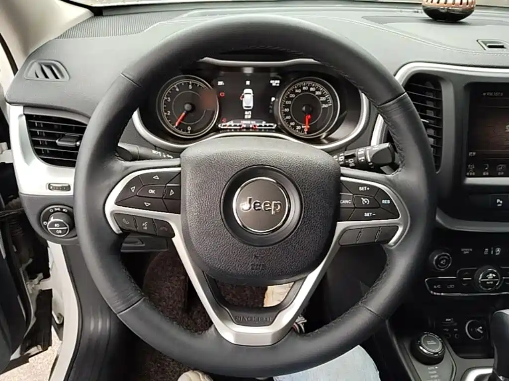 Jeep Cherokee 2016 — фото 11