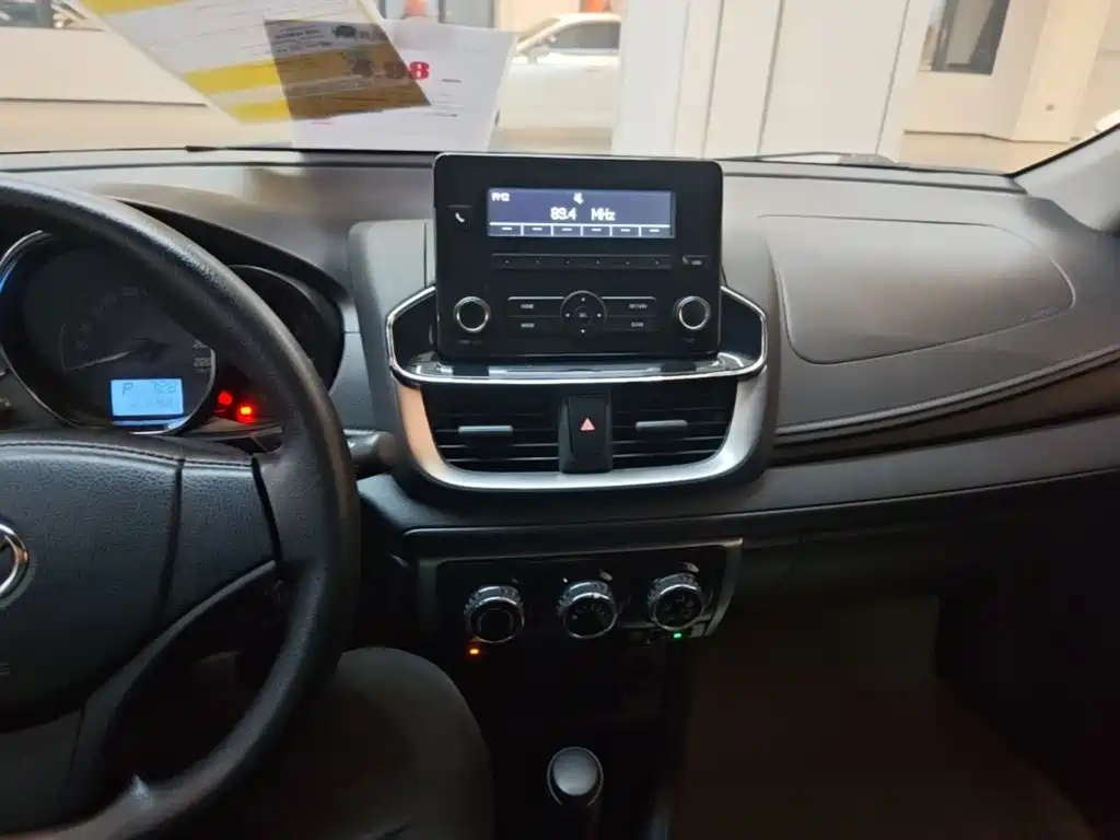 Toyota Yaris L 2020 — фото 10