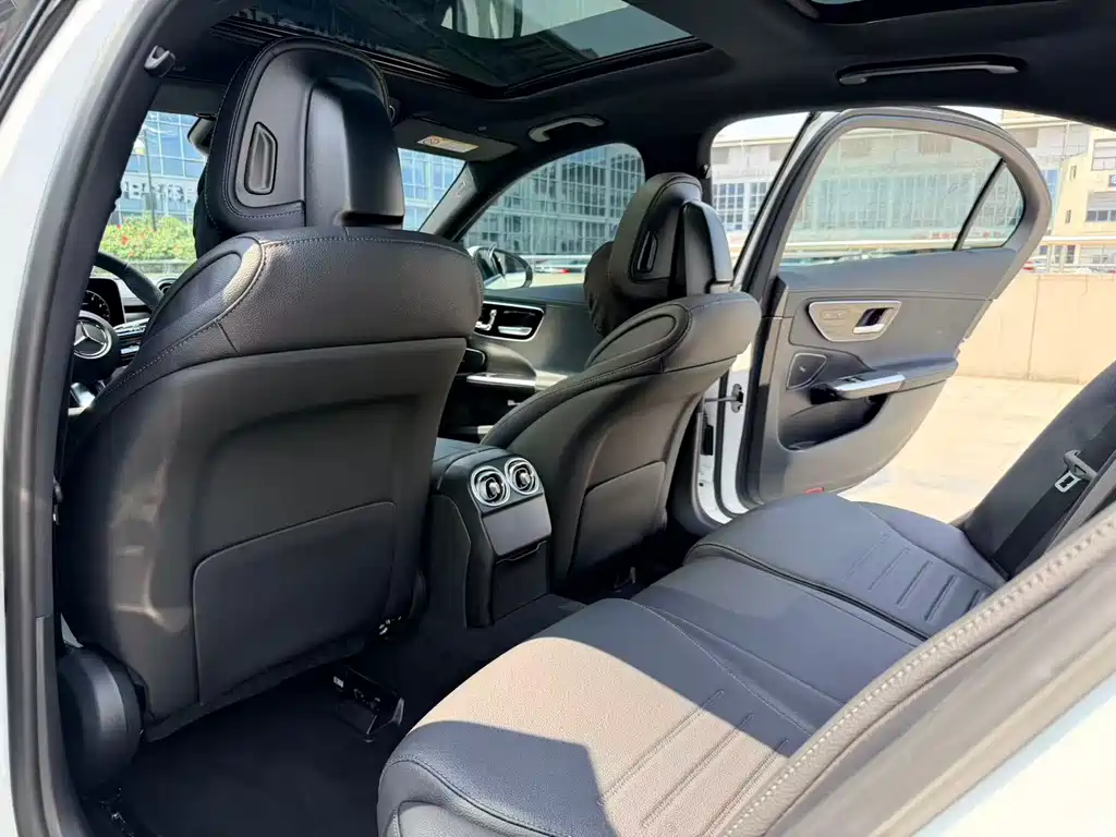Mercedes-Benz C-Class 2025 — фото 13