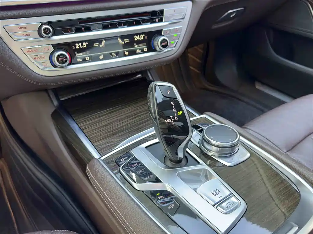BMW 7 Series 2016 — фото 15
