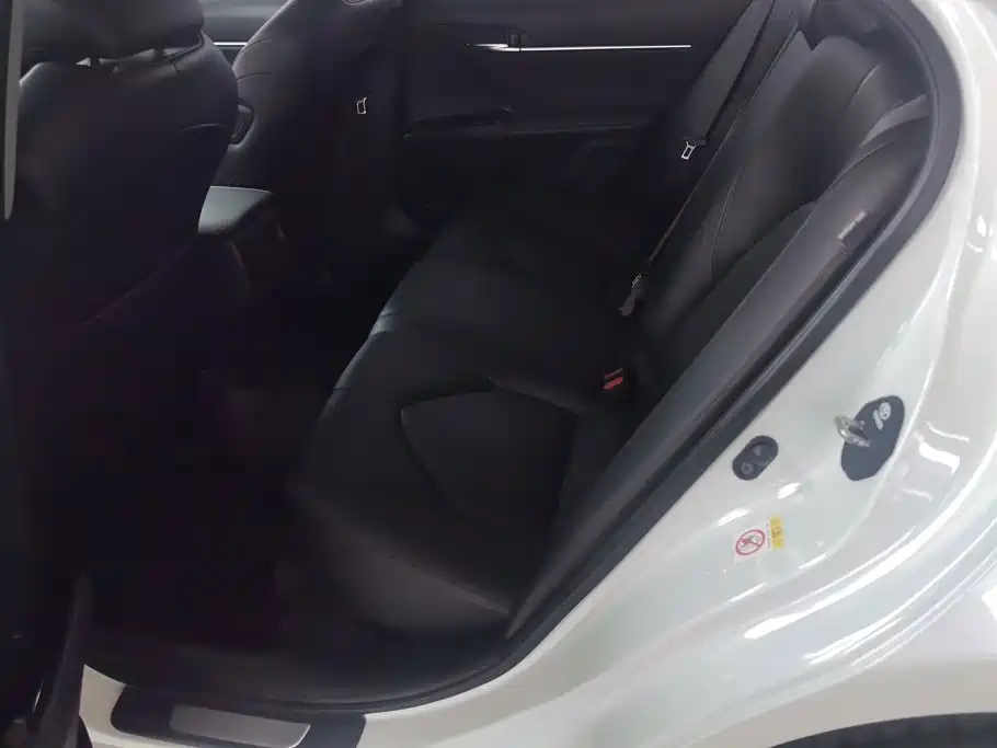 Toyota Camry 2018 — фото 10
