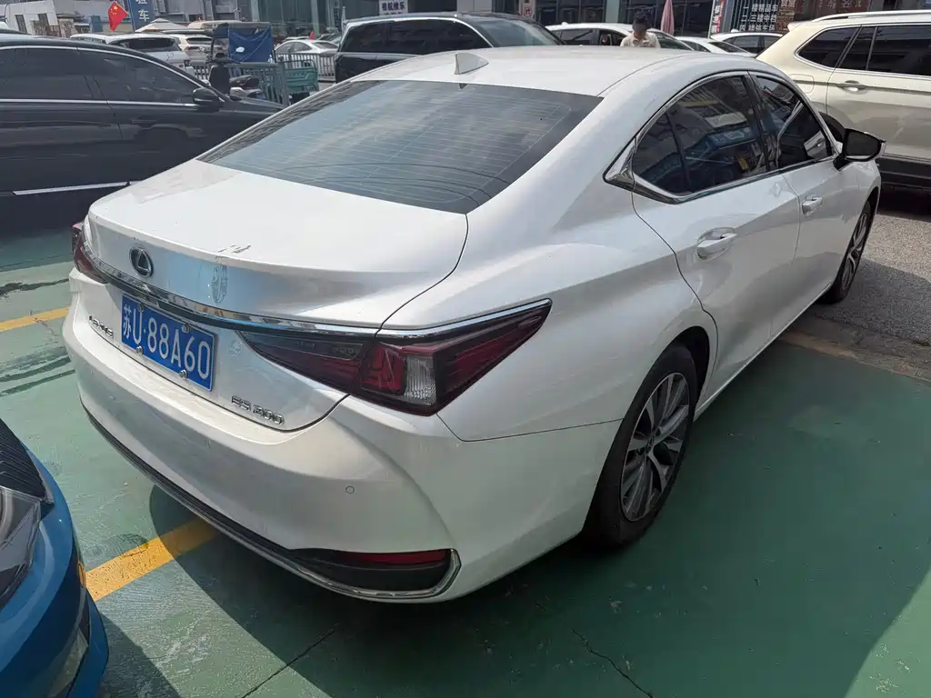 Lexus ES 2020 — фото 16