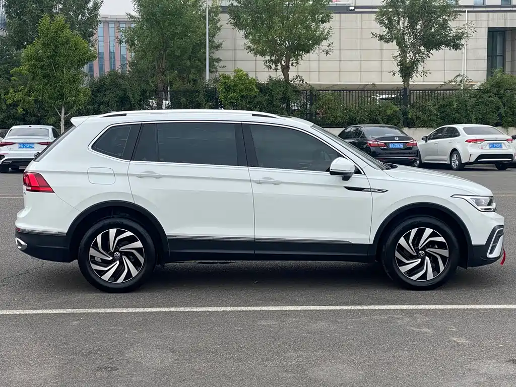 Volkswagen Tiguan L 2023 — фото 15