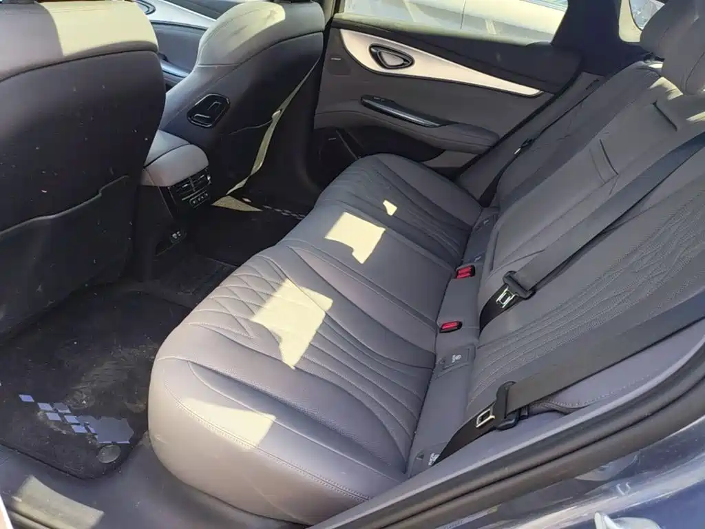 BYD Seal 07 DM-i 2025 — фото 17