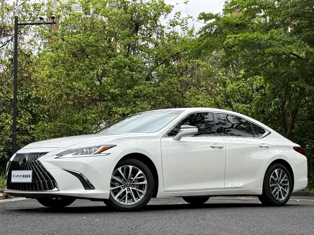 Lexus ES 2023 — фото 1