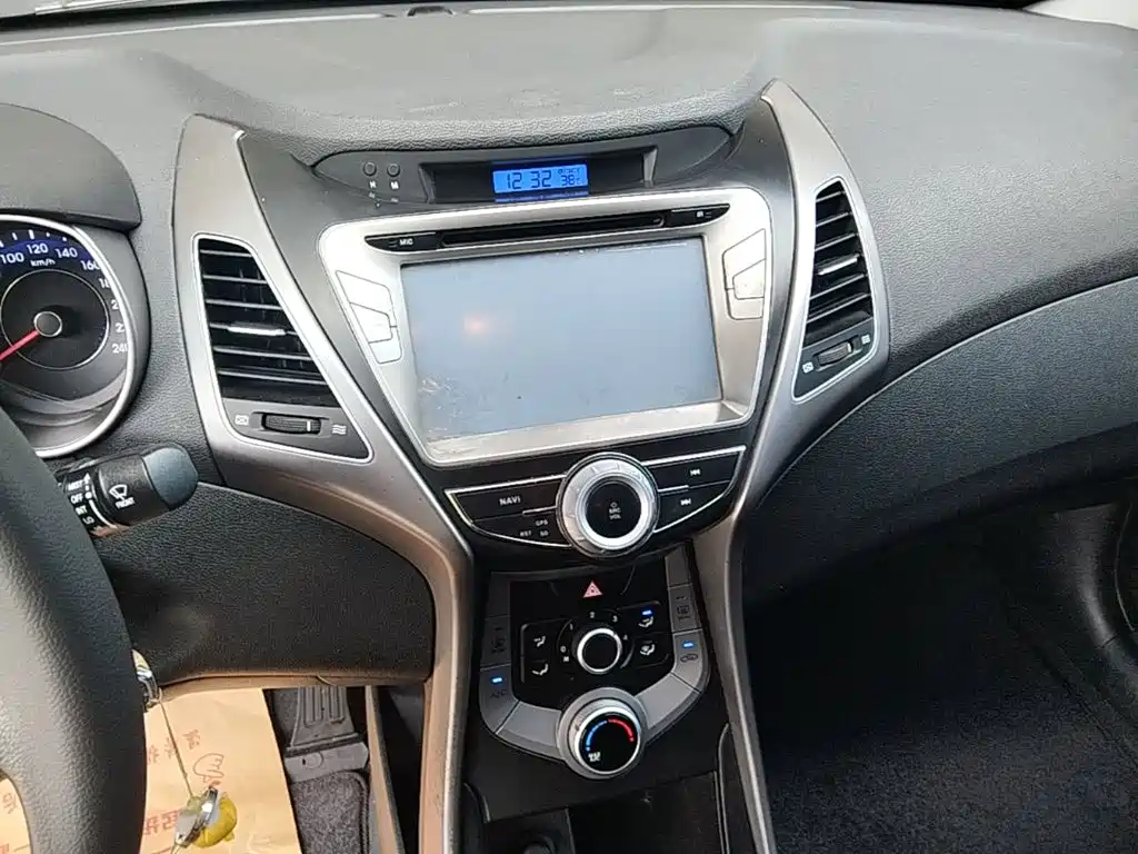 Hyundai Elantra 2016 — фото 13
