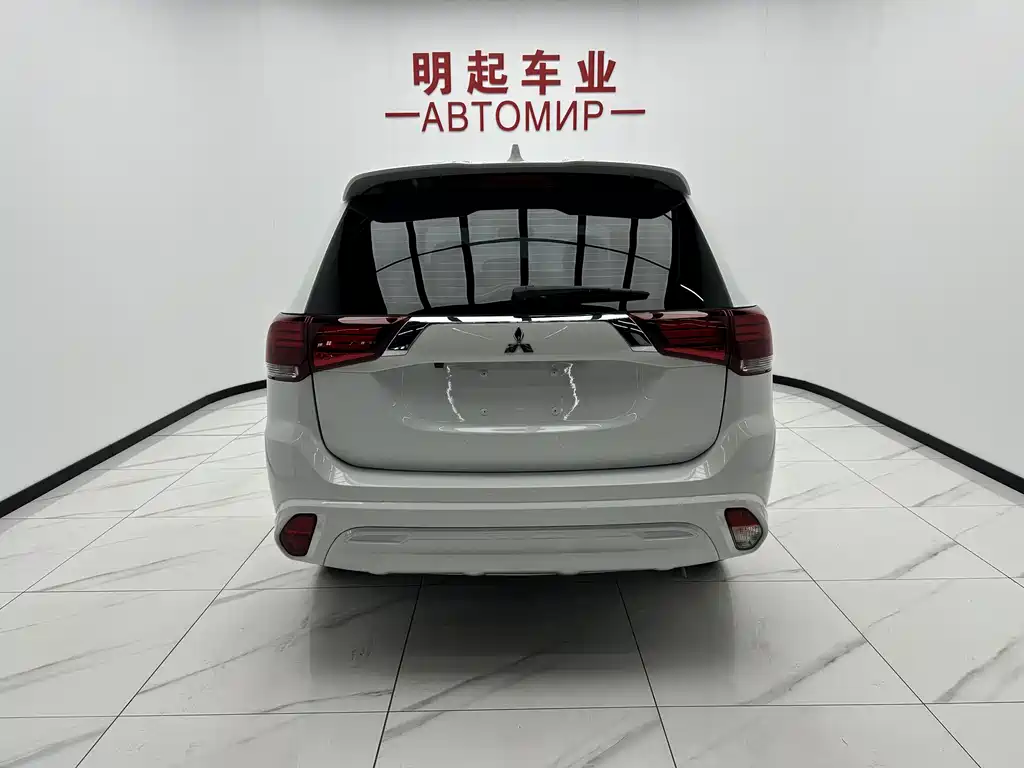 Mitsubishi Outlander 2023 — фото 10