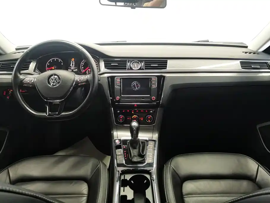 Volkswagen Passat 2018 — фото 12