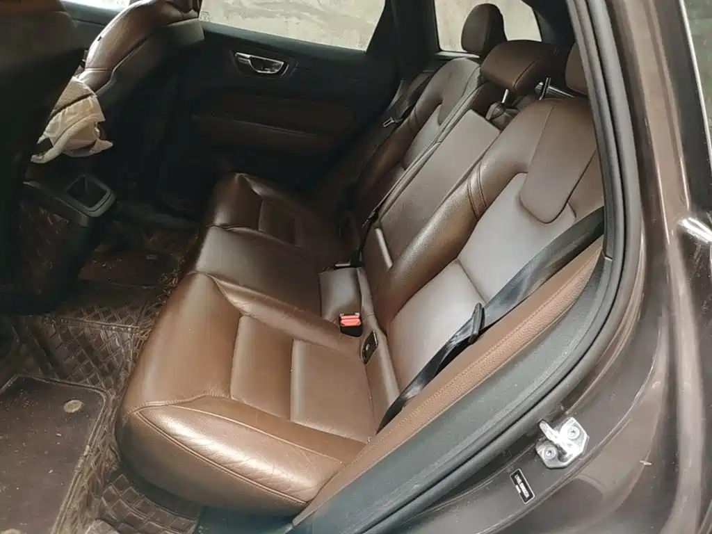 Volvo XC60 2022 — фото 17