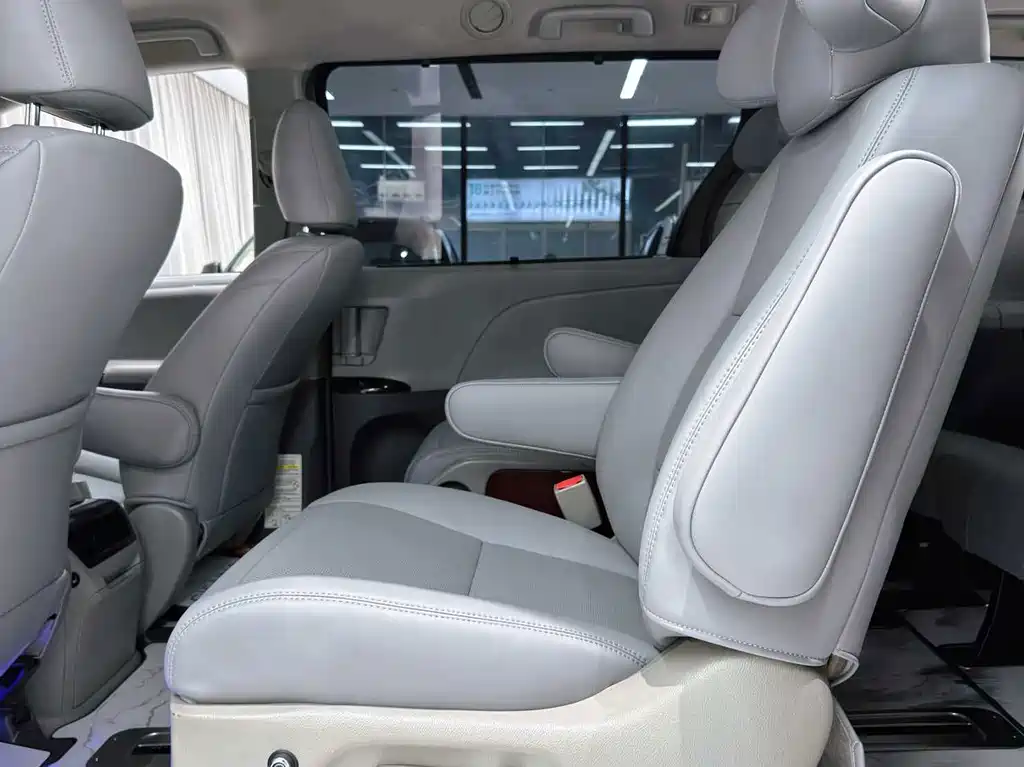 Toyota Sienna 2017 — фото 7