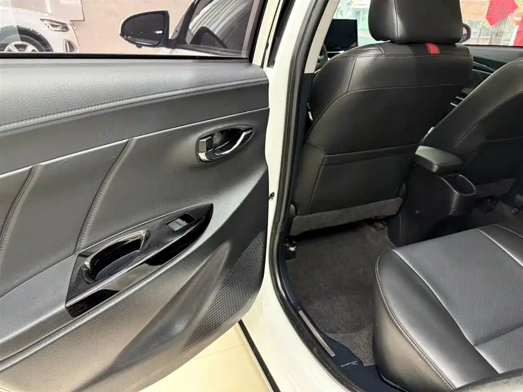 Toyota Yaris L 2022 — фото 17