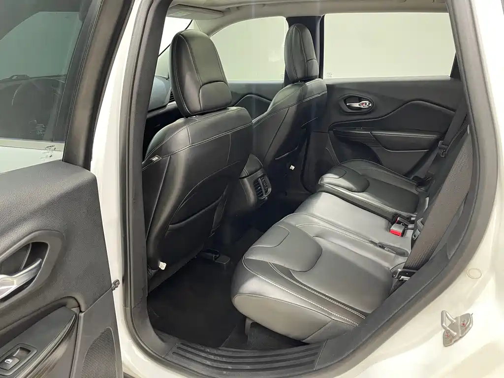 Jeep Cherokee 2017 — фото 14