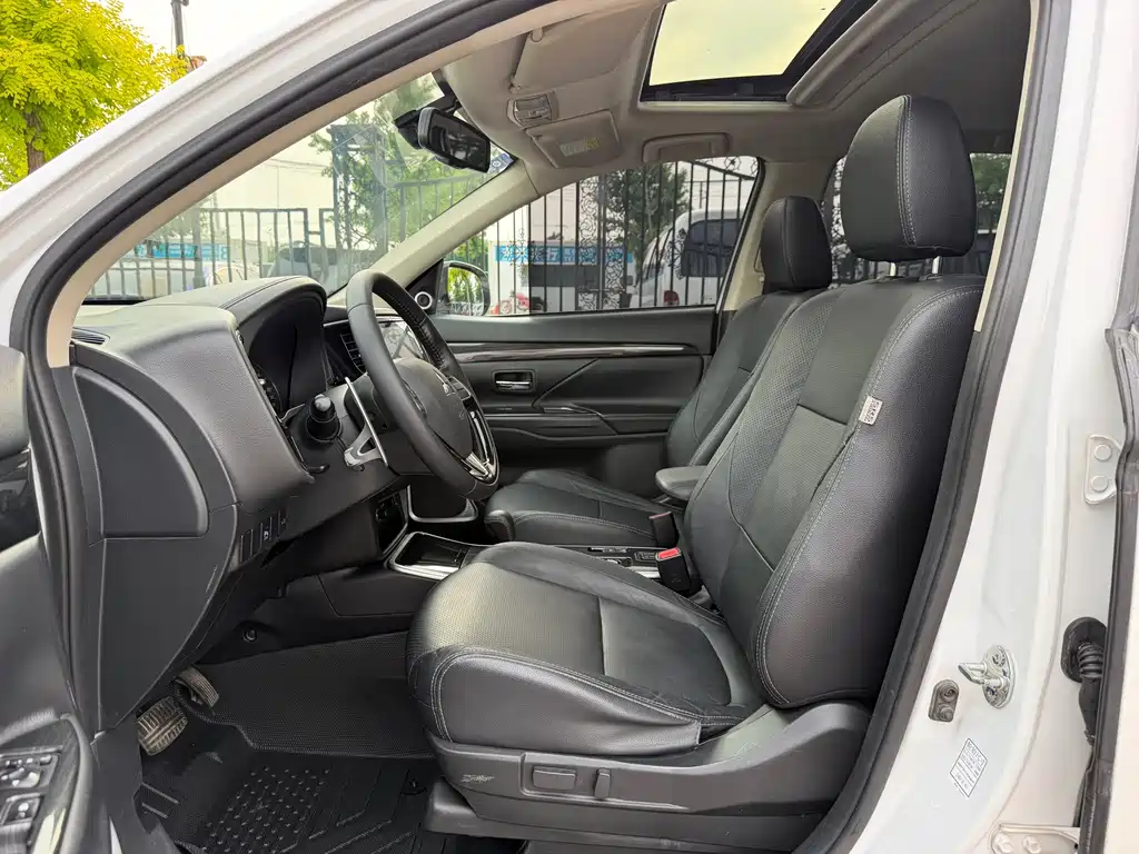 Mitsubishi Outlander 2018 — фото 13