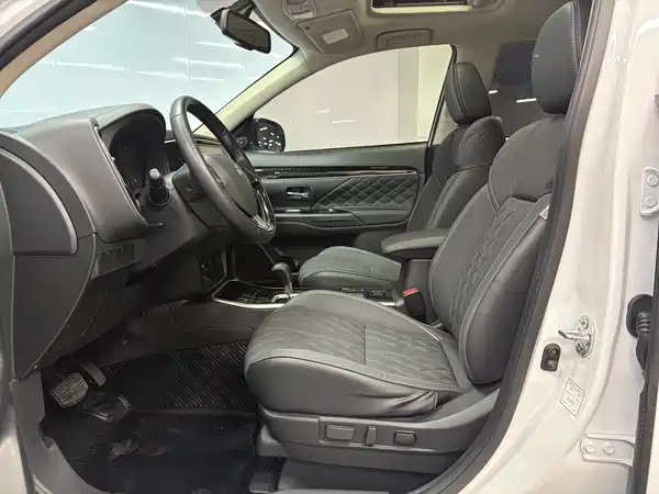 Mitsubishi Outlander 2023