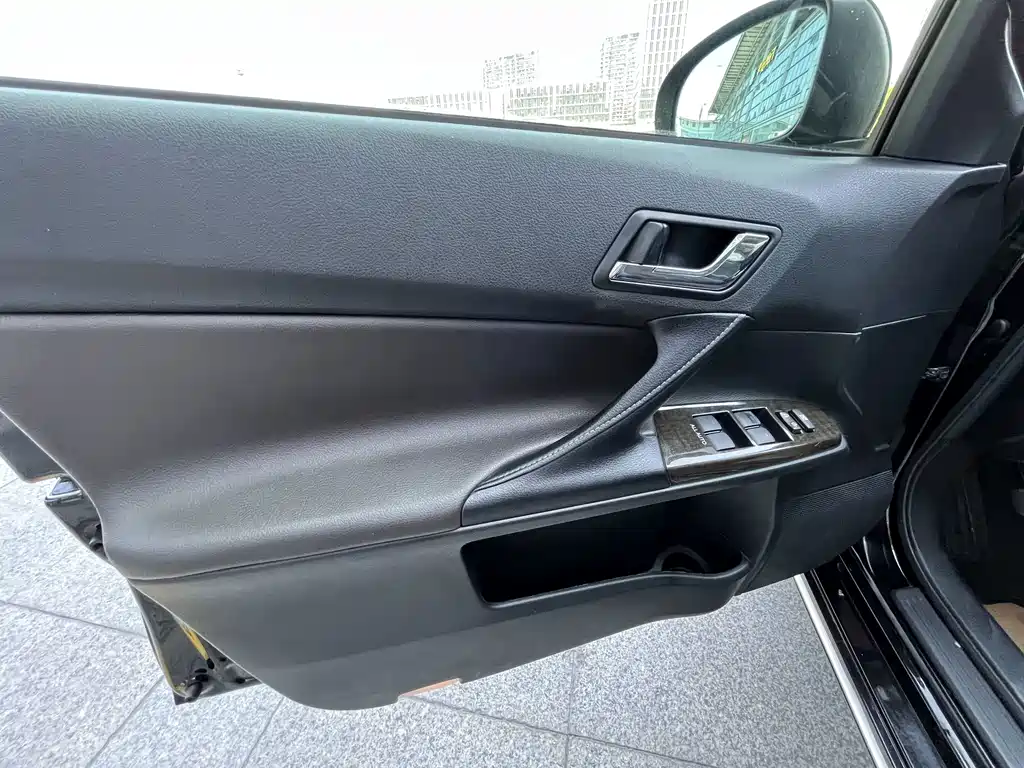 Toyota Reiz 2015 — фото 10