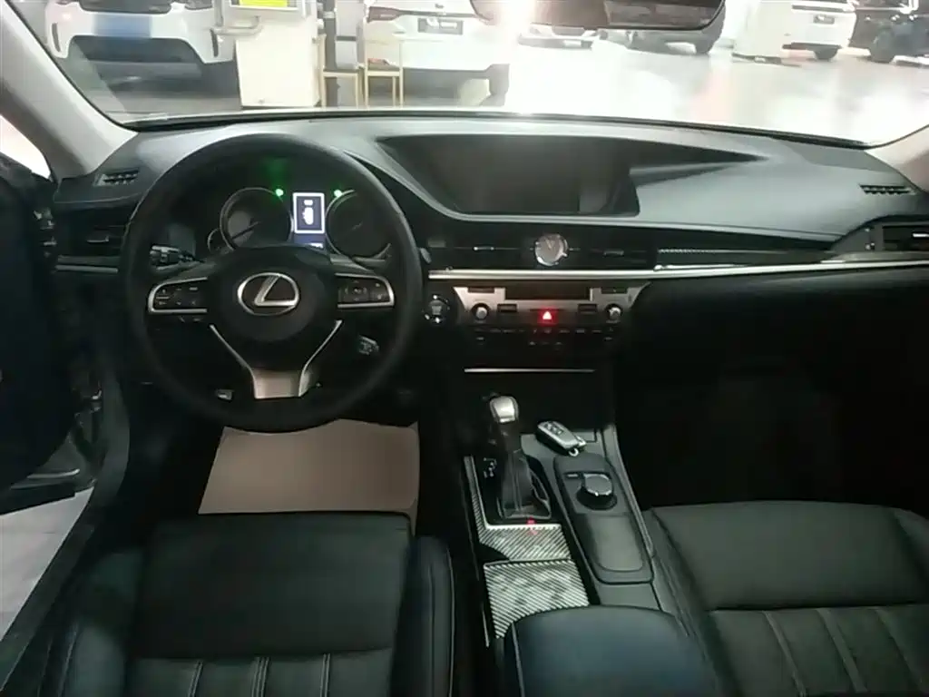 Lexus ES 2018 — фото 10