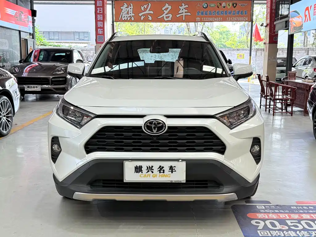 Toyota RAV4 2021 — фото 2