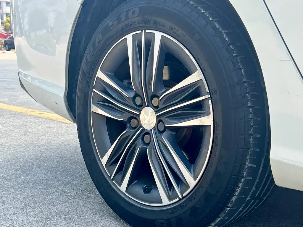 Peugeot 308 2017 — фото 12
