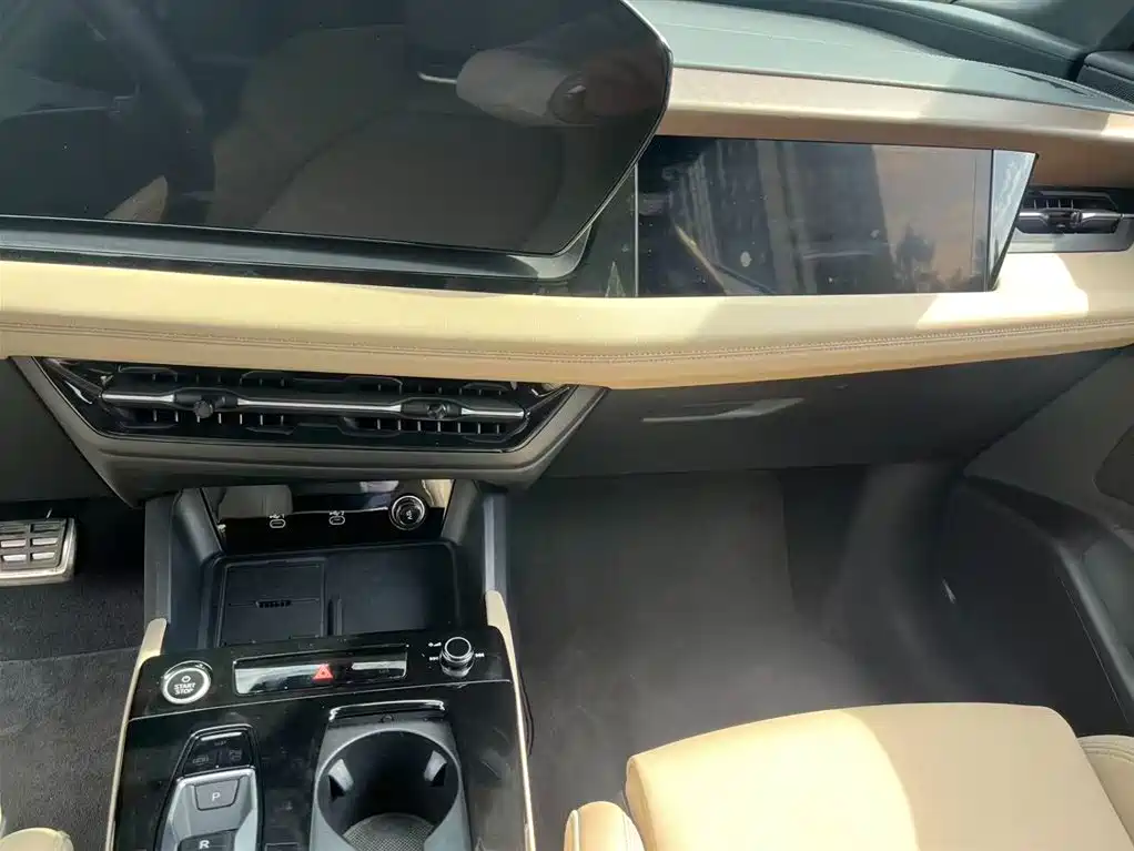 Audi Q6L e-tron 2025 — фото 11