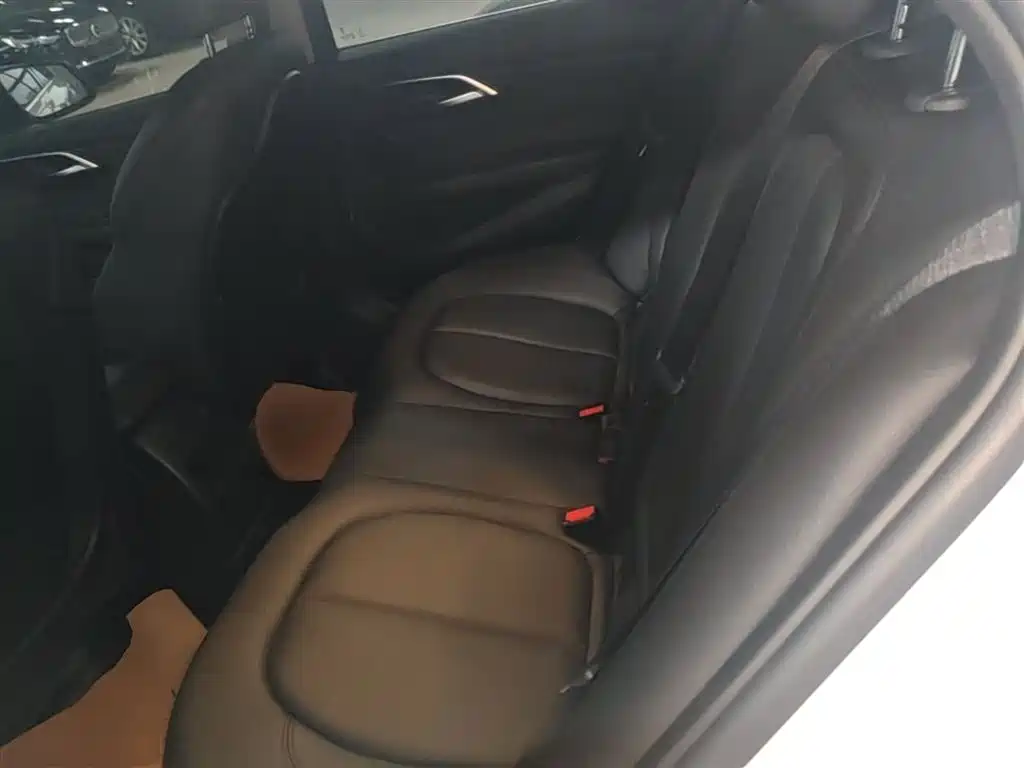 BMW 1 Series 2018 — фото 17