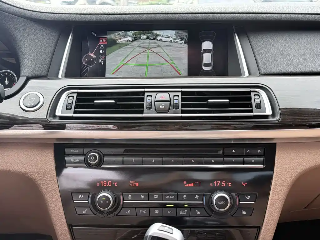 BMW 7 Series 2014 — фото 13