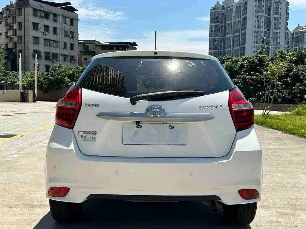 Toyota Yaris L 2017 — фото 8