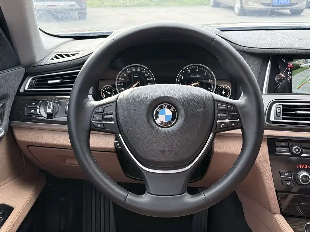 BMW 7 Series 2014 — фото 10