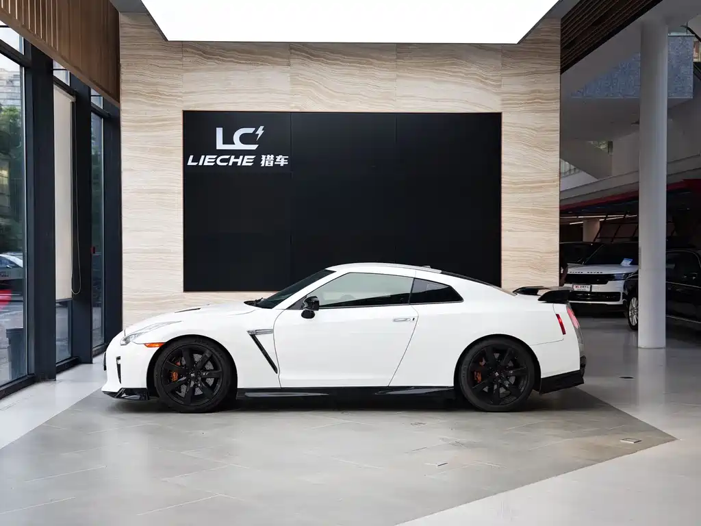 Nissan GT-R 2010 — фото 3