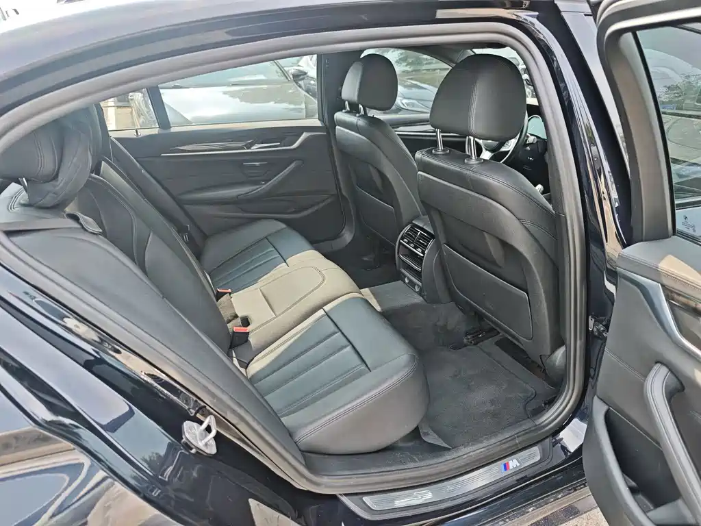 BMW 5 Series 2018 — фото 11
