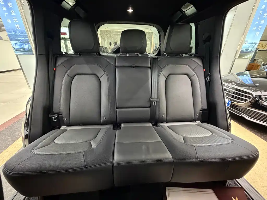 Land Rover Defender 2024 — фото 12