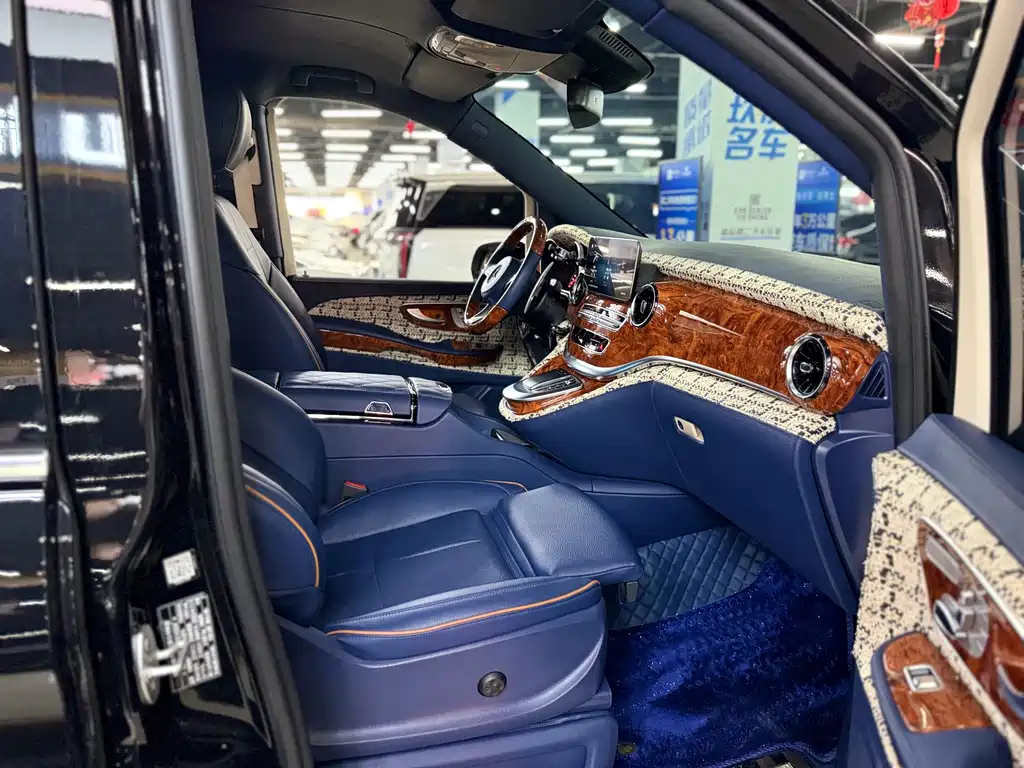 Mercedes-Benz V-Class 2024 — фото 15