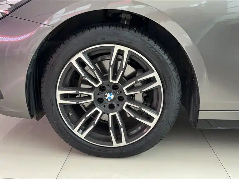 BMW 5 Series 2025 — фото 10