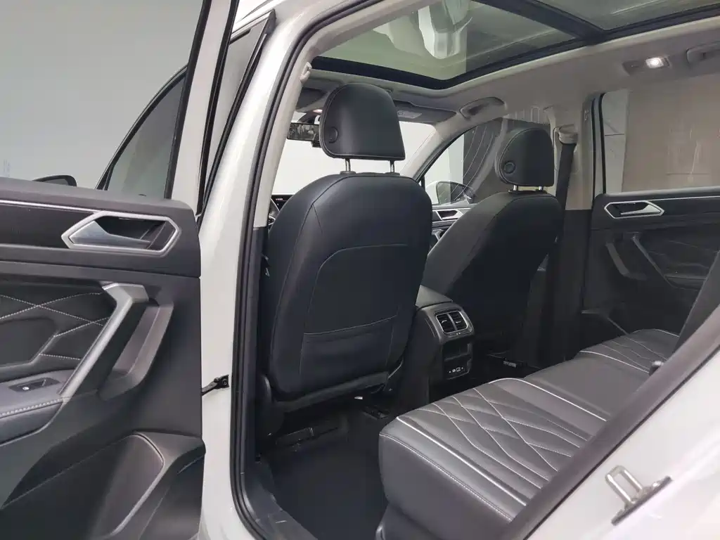 Volkswagen Tiguan L 2023 — фото 13